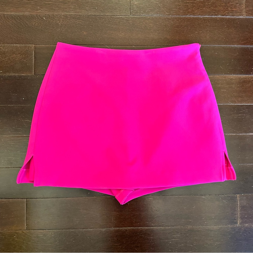 NEW express women’s editor hot pink skort, size 6